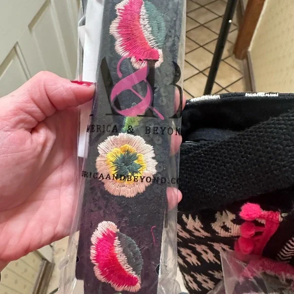 America and Beyond Embroidered And Beaded Tote/Crossbody Bag NWT - Picture 6 of 7